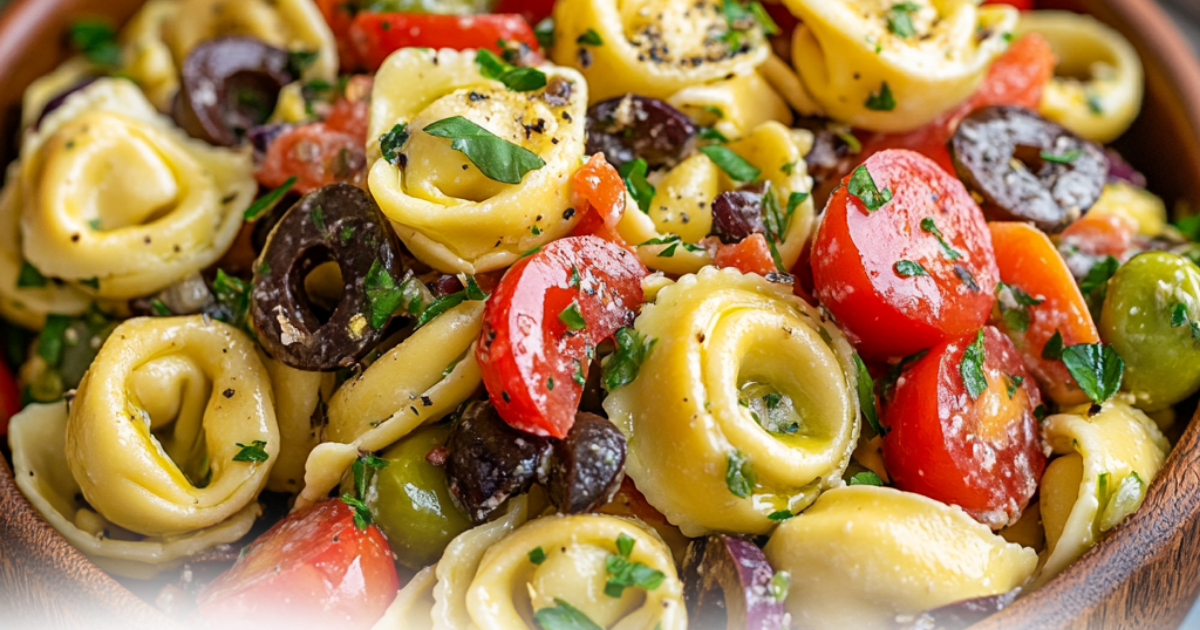 How-long-does-tortellini-pasta-salad-last-in-the-fridge – Colorful tortellini pasta salad with cherry tomatoes, olives, and fresh parsley